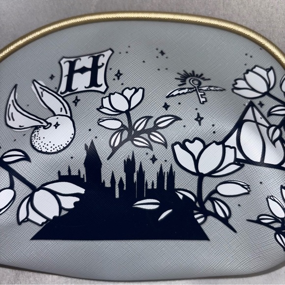 Harry Potter Quiddutch Graphic Zip Cosmetic Case - Picture 2 of 7